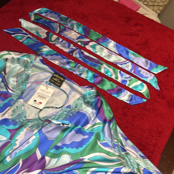 VANITA ROSA PARIS SILK PONCHO
ONE SIZE - Picture 6 of 10